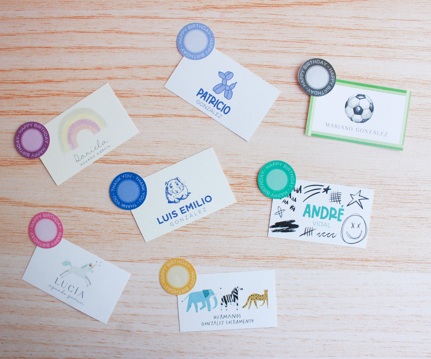Tarjetas de regalo personalizadas con nombres y stickers de Happy Birthday